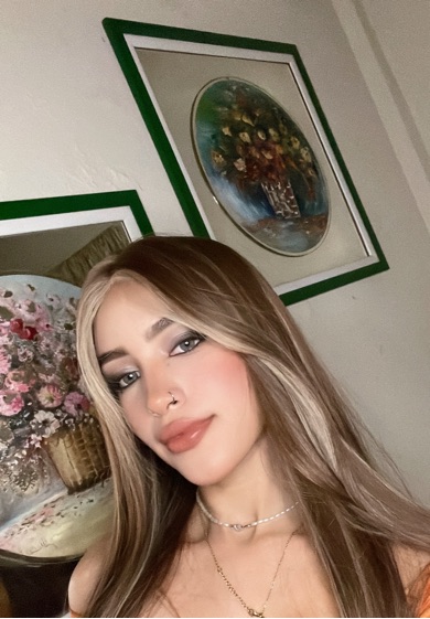 SalaChat host Sofi from Venezuela sharing a casual selfie